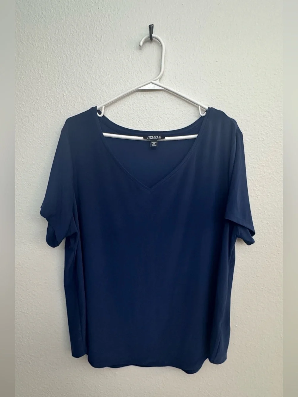 EUC Roz & Ali Navy V‑Neck Short Sleeve Women's Top